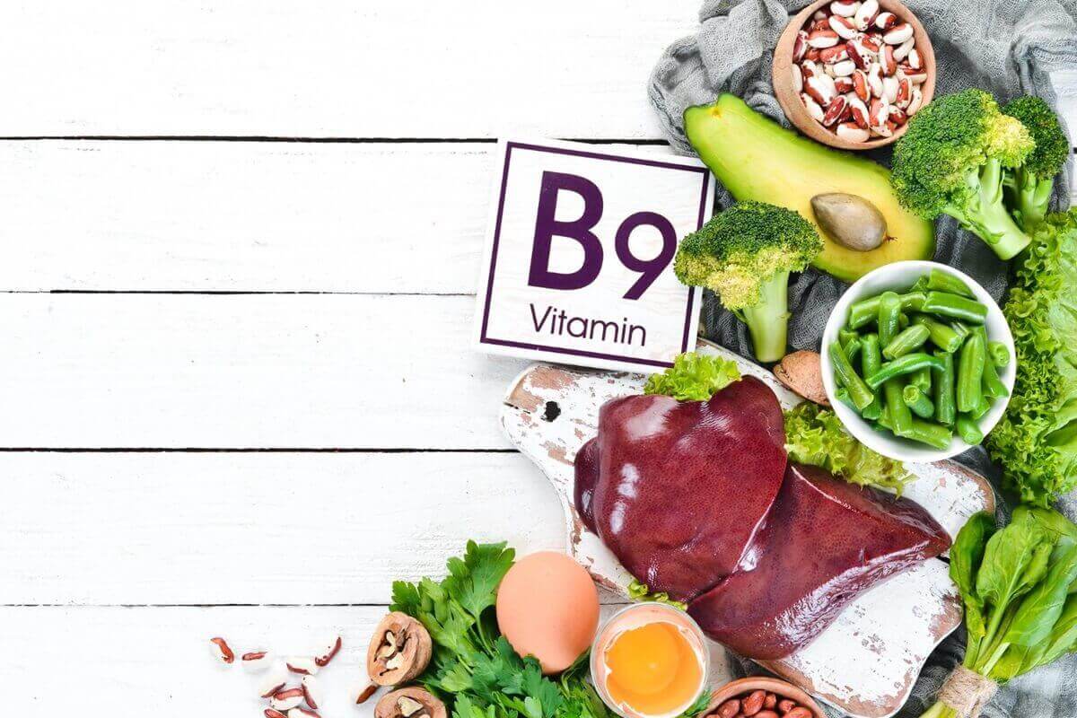 Źródła witaminy B9 (wątróbka, jaja i warzywa strączkowe)