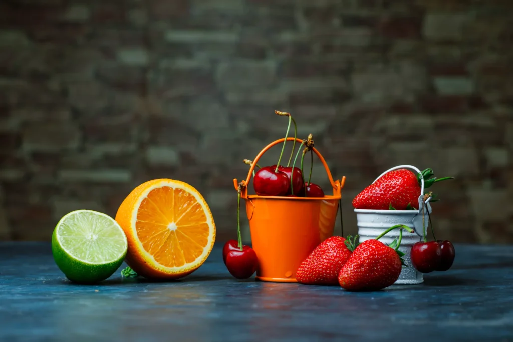 Truskawki i wiśnie w mini wiaderkach z pomarańczą, limonką